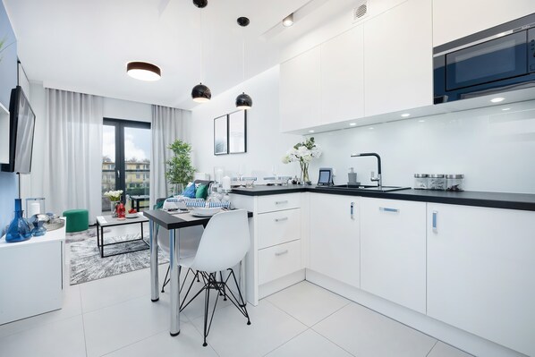 Refrigerador, microondas, horno, placa de cocina