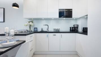 Frigorífic, microones, forn i placa de cuina