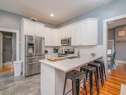 2-bedroom apartment in charming Hallowell with AC