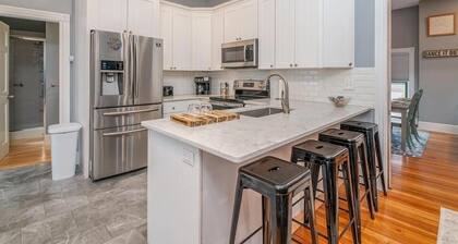 2-bedroom apartment in charming Hallowell with AC