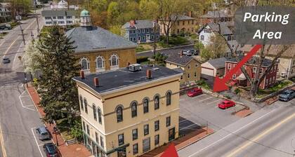 2-bedroom apartment in charming Hallowell with AC