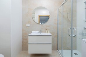Shower, hair dryer, towels, shampoo