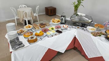 Free daily buffet breakfast