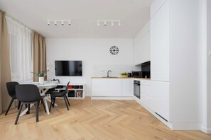 Réfrigérateur, four à micro-ondes, un four, surface de cuisson