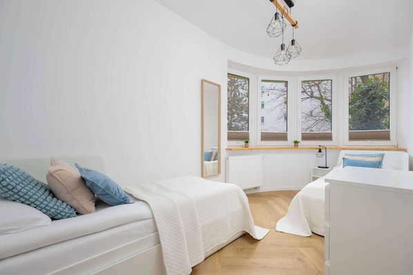 2 bedrooms, desk, iron/ironing board, WiFi