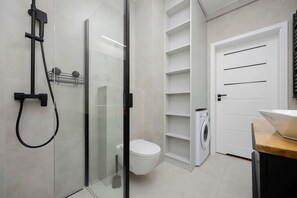 Douche, sĂšche-cheveux, serviettes fournies
