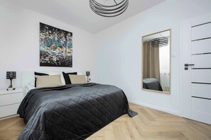 2 bedrooms, desk, iron/ironing board, WiFi