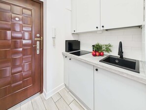 Fridge, microwave, stovetop, cookware/dishes/utensils