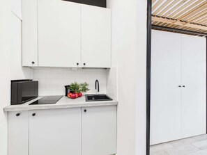 Kühlschrank, Mikrowelle, Herdplatte, Kochgeschirr/Geschirr/Besteck