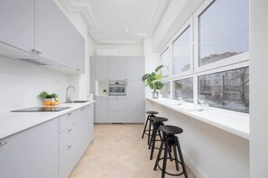 Frigorífico, horno, placa de cocina y lavavajillas