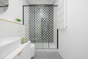 Shower, hair dryer, towels, shampoo