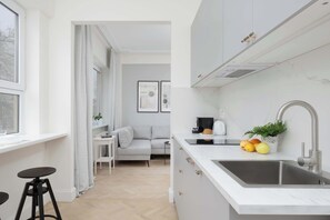 Refrigerador, horno, parrilla de estufa y lavavajillas