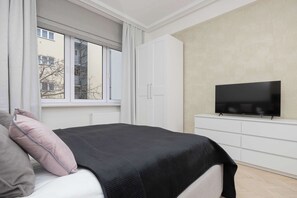 Iron/ironing board, travel cot, WiFi, bed sheets