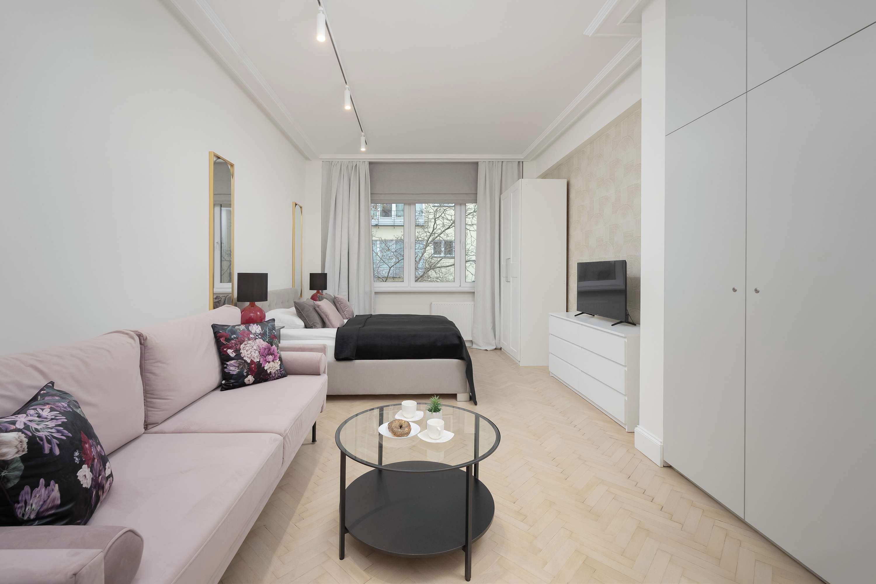 Iron/ironing board, travel crib, WiFi, bed sheets