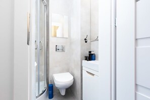 Douche, sèche-cheveux, serviettes fournies