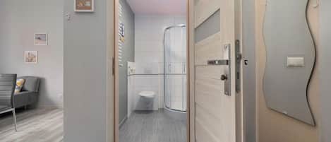 Shower, hair dryer, towels, shampoo