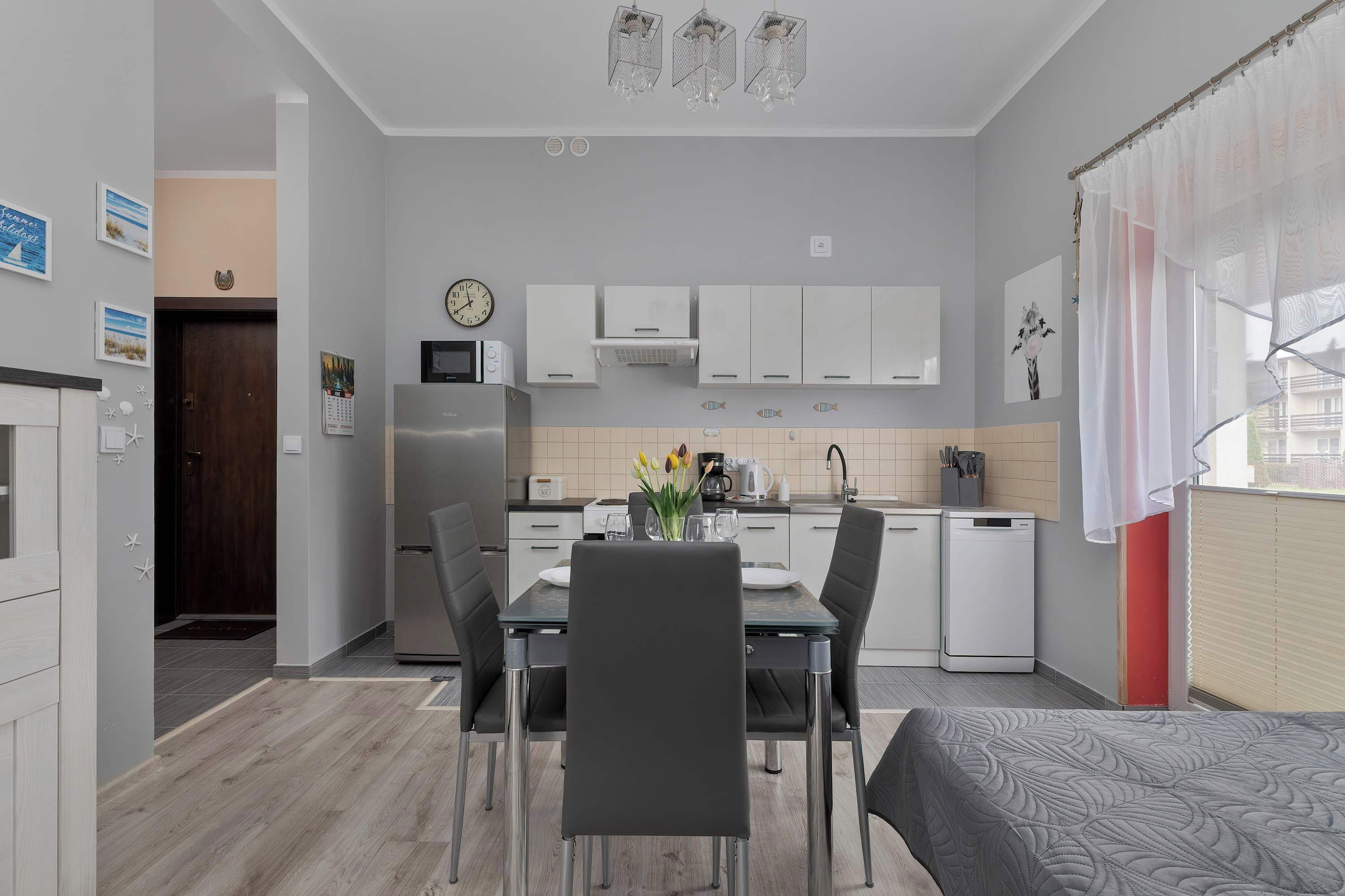 Kühlschrank, Mikrowelle, Ofen, Geschirrspüler