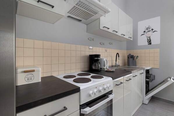 Kühlschrank, Mikrowelle, Ofen, Geschirrspüler