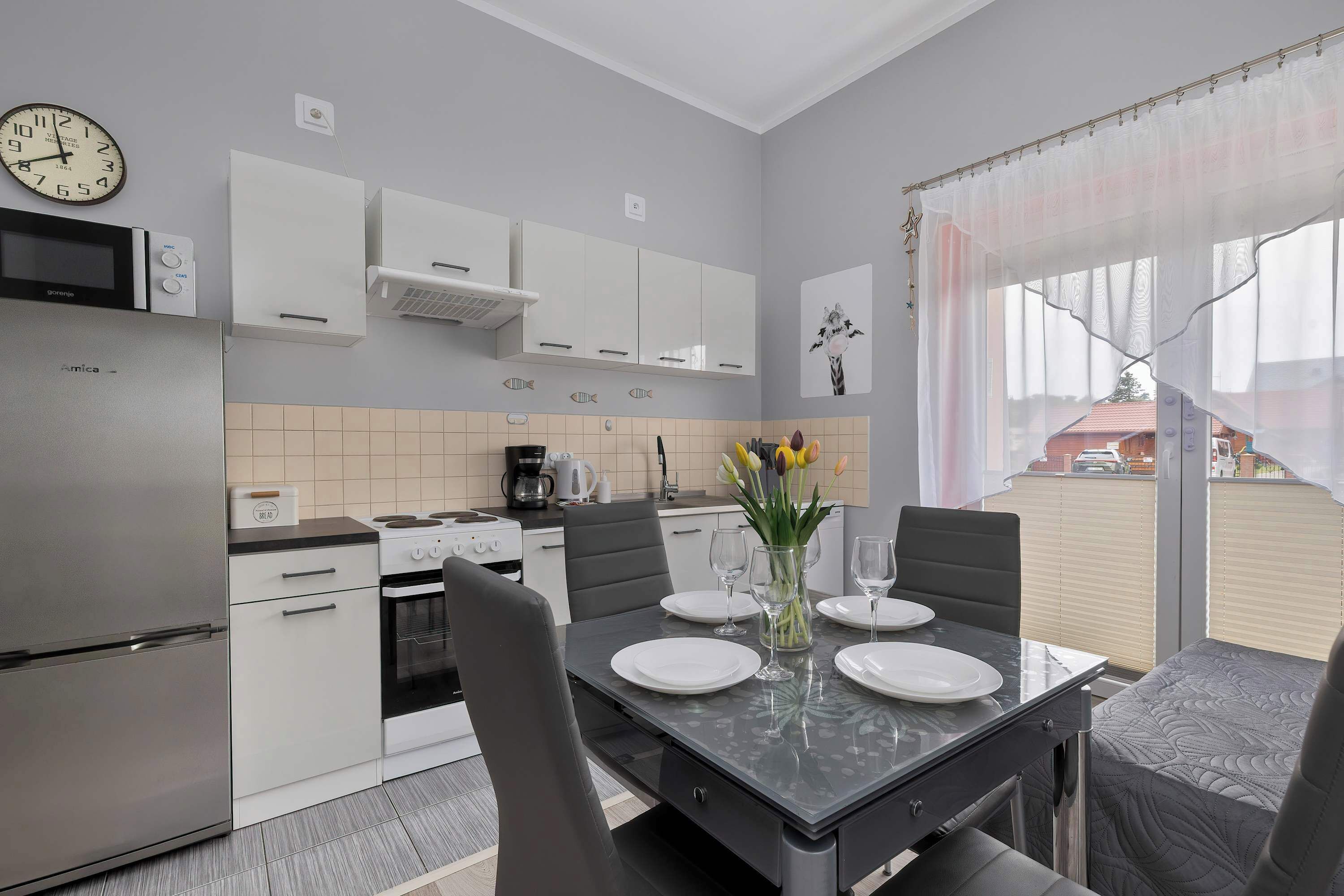 Frigorífico, microondas, horno y lavavajillas