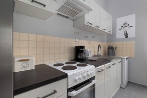 Een koelkast, een microgolfoven, een oven, een vaatwasser