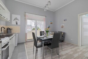 Kylskåp, mikrovågsugn, ugn och diskmaskin