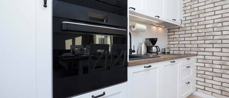 Køleskab, mikrobølgeovn, ovn, kogeplade