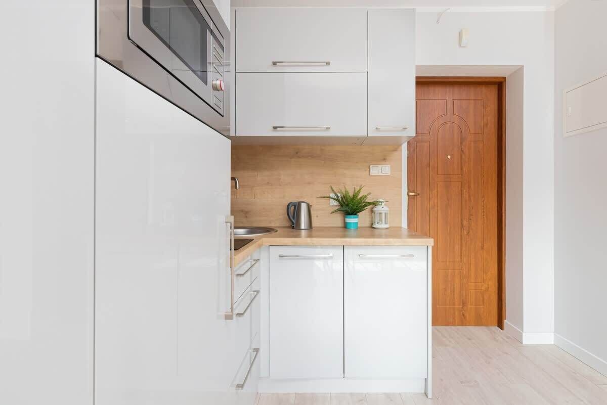 Jääkaappi, mikroaaltouuni, liesi, astianpesukone