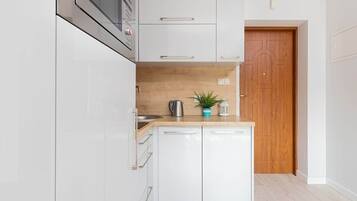 Jääkaappi, mikroaaltouuni, liesi, astianpesukone