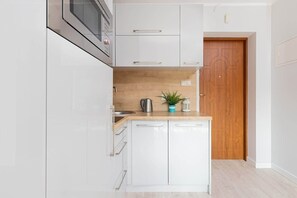 Kühlschrank, Mikrowelle, Herdplatte, Geschirrspüler