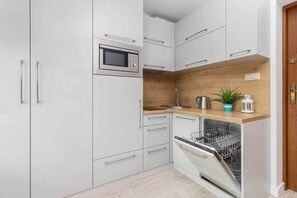 Kühlschrank, Mikrowelle, Herdplatte, Geschirrspüler