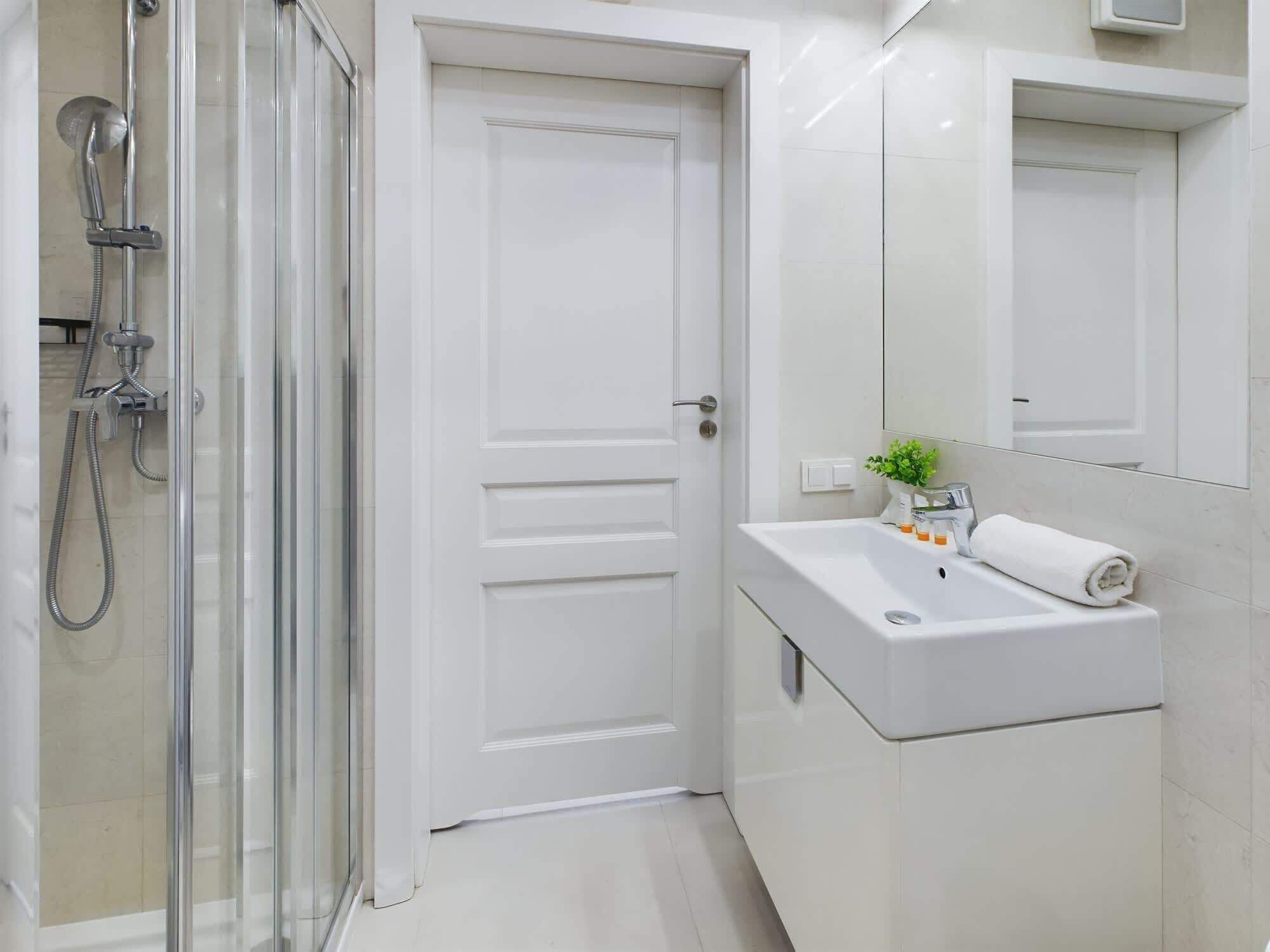 Shower, hair dryer, towels, shampoo