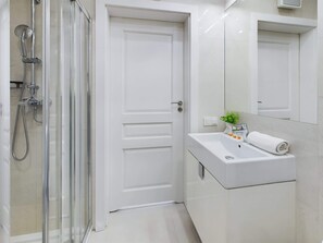 Douche, sèche-cheveux, serviettes fournies