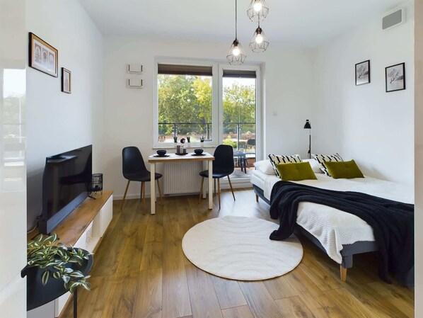 Tabla de planchar con plancha, wifi y ropa de cama 