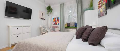Desk, iron/ironing board, WiFi, bed sheets