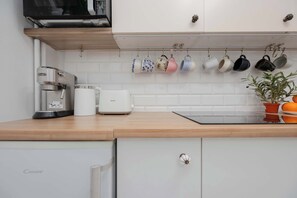 ثلاجة، ميكروويف، موقد طهي مسطح، محمصة خبز