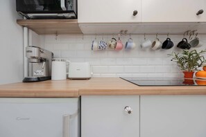 Réfrigérateur, micro-ondes, plaque de cuisson, grille-pain