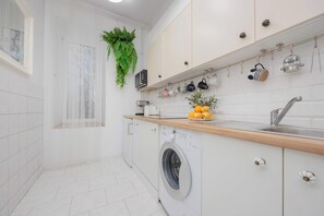 Køleskab, mikrobølgeovn, kogeplade, brødrister