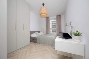 1 bedroom, desk, iron/ironing board, travel cot - Cozy Apartment with Balcony | Parking | Work Space (Warszawa)