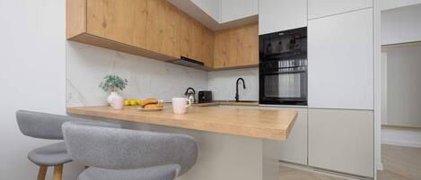 Refrigerador, microondas, horno, placa de cocina