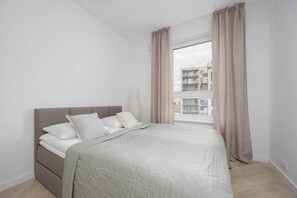 1 chambre, bureau, fer et planche à repasser, lit de bébé portatif