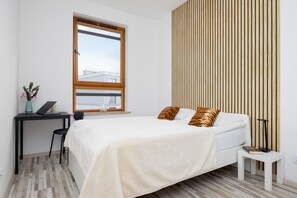 Desk, iron/ironing board, WiFi, bed sheets