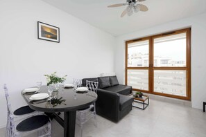 Dining - Zoliborz Stylish Apartment with Parking by Noclegi Renters (Warszawa)