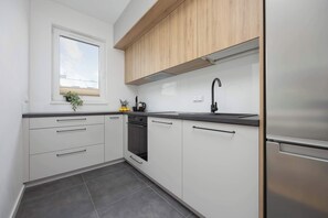 Fridge, oven, stovetop, dishwasher