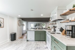 Fridge, microwave, oven, stovetop - Spacious 5-bedroom farmhouse near Coatesville (Coatesville)