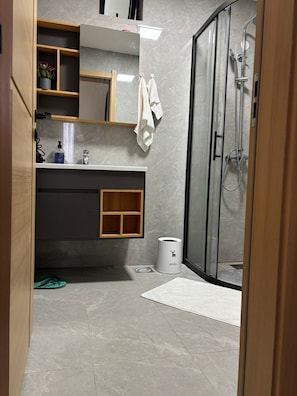 Haartrockner, Bidet, HandtĂŒcher, Seife