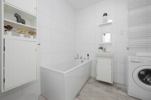 Doccia, asciugacapelli, asciugamani, shampoo