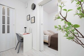 1 habitación, escritorio, tabla de planchar con plancha y wifi 