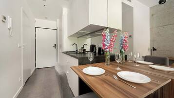 Jääkaappi, liesi, keittoastiat/astiat/ruokailuvälineet