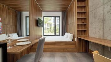 Työpöytä, silitysrauta/-lauta, vauvan matkasänky, Wi-Fi