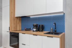 Fridge, oven, stovetop, dishwasher